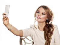 自恋，路灯下也要自拍的星女