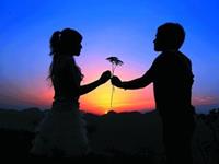 不会表达爱意却一直默默付出的星座男