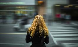 梦见自己周围车水马龙是什么意思