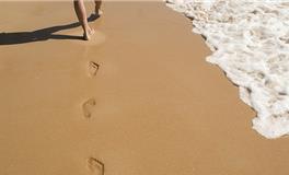 梦见自己赤脚走路是什么意思