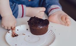 女人梦见嘴巴里吐大便