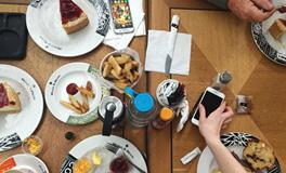 梦见在别人家吃饭