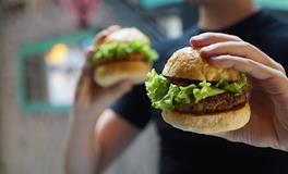 梦见和亲人一起吃饭