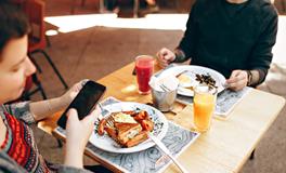 梦见自己在吃饭