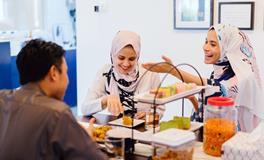 梦见跟朋友一起吃饭