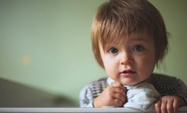 梦见自己抱别人的小孩