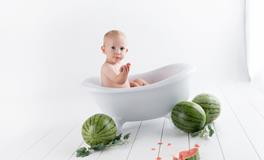 梦到小男孩亲自己