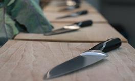 梦见朋友被另一个朋友拿刀砍