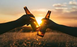 梦见异性喝多了扶着她