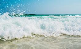 梦见巨浪向自己袭来