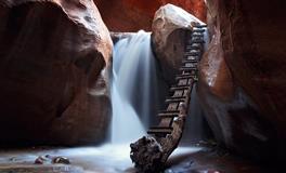 梦见自己被关进山洞