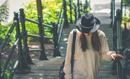 梦见陌生女人送了一套衣服