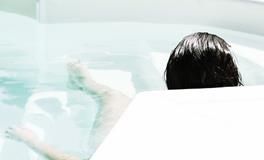 梦见洗澡被女人看见好吗