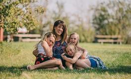 梦见生小孩生不出来好不好