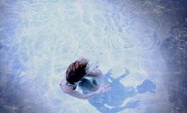 梦见在洪水里游泳