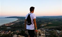 一面向阳，一面背阴，积极乐观是他，消极沮丧也是他的星座