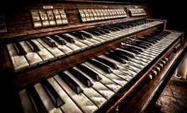 性格高冷的四个星座，难以接近，从不主动示好