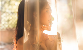 属龙的模特在T台上跌倒后的优雅逆袭