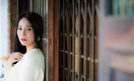 属猴的模特在T台上跌倒后的优雅逆袭